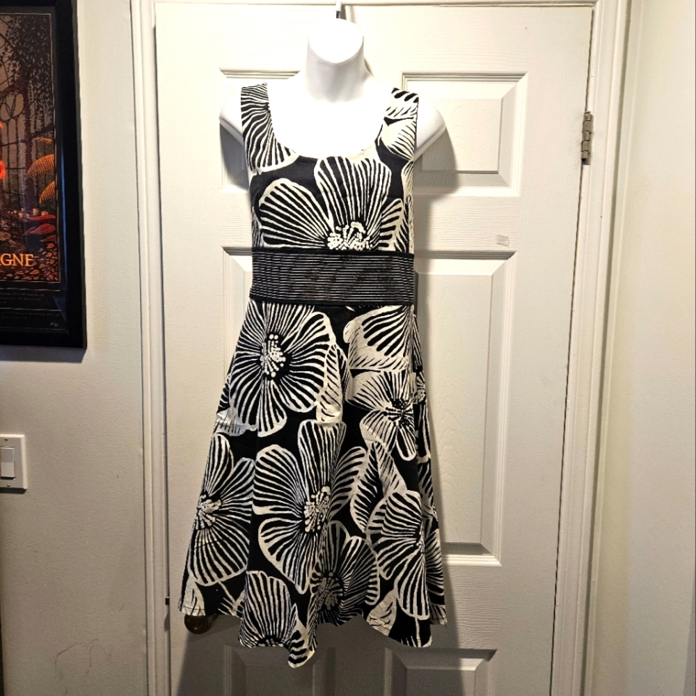 Sleeveless dress with black and white floral pattern
